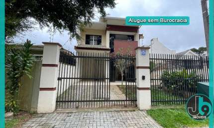 Excelente sobrado 139m² para locação no bairro Orleans com churrasqueira, dormitório com suíte e sacada e cozinha planejada.