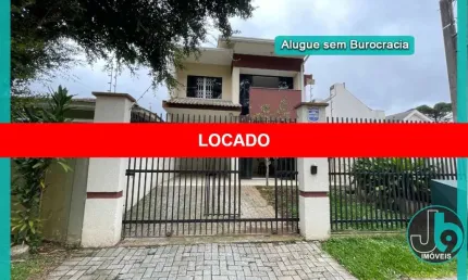 Excelente sobrado 139m² para locação no bairro Orleans com churrasqueira, dormitório com suíte e sacada e cozinha planejada.