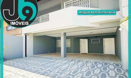 Casa para alugar 262m² no Agua Verde Mobiliada 5 quartos, 1 suíte, 4 vagas, jardim exuberante