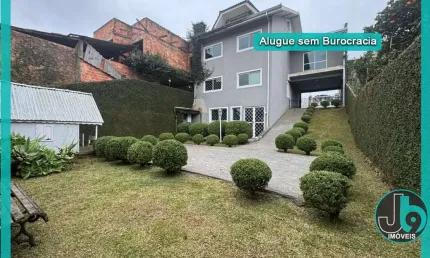 Casa para alugar no pilarzinho com 3 quartos, 1 suíte com closet, área gourmet com churrasqueira e 2 vagas de garagem por r$ 7.500,00/mês
