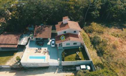 Excelente casa semi-mobiliada a venda no Alto Aririú, em Palhoça.