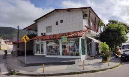 Oportunidade! Casa com ponto comercial alugado e potencial de divisão em Vargem