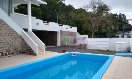 Casa de alto padrão na Ponta de Baixo, em São José, 600 m² de área. 5 dormitório