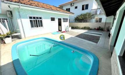 Casa à venda no bairro Flor de Nápolis em São José.Casa com 150 m², possui 3 dor
