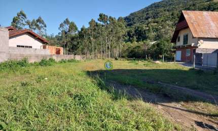 Terreno com 680 m² a venda no bairro Forquilhas em São José.