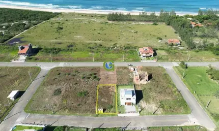 Lote à venda com 383 m². Localizado a 400 metros do mar.