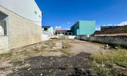 Terreno a venda no bairro Fazenda Santo Antônio em São José. Com 300 m².