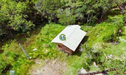 Tranquilidade na Natureza: Chalé de madeira em amplo terreno de 1189m², com vist