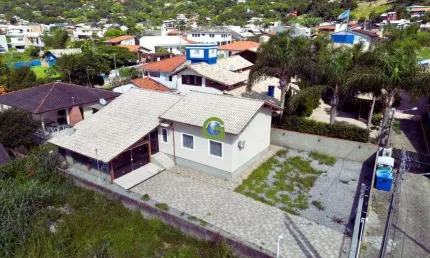 Excelente casa na praia da Gamboa à 350 metros do mar.