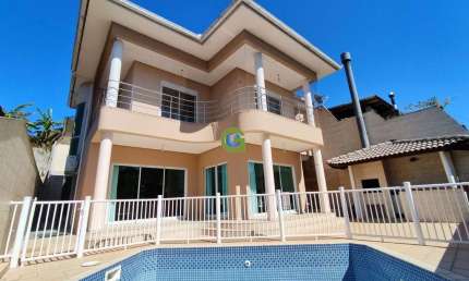 Casa à Venda: Alto Padrão com 5 Quartos e Piscina Próx. ao Centro de São José