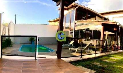 Casa à venda em Garopaba, a 3 km da Praia do Rosa – 4 dormitórios e piscina