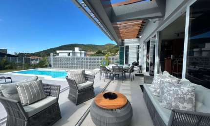 Casa à Venda Recém Construida de Alto Padrão –  400m do Mar