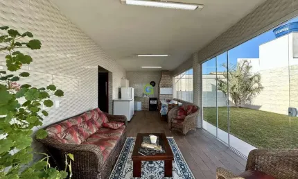 Casa à 400m do mar com 5 dormitórios e espaço gourmet na Praia da Pinheira Palho