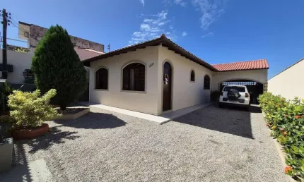 Casa à Venda com terreno de 453m2 em Serraria, São José/SC.