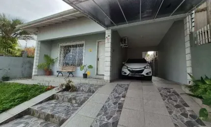 Ampla Casa com 4 Dormitórios, sendo 1 Suíte com Hidromassagem em Capoeiras.