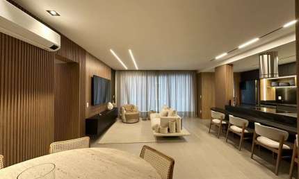 Apartamento mobiliado com 03 suítes, em Jurerê, à poucos passos da praia .