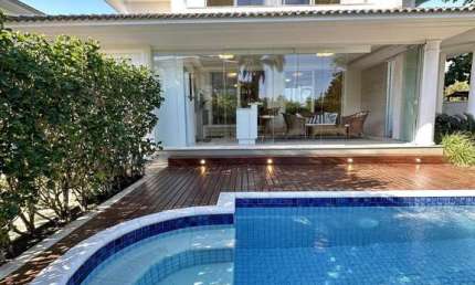 Casa à venda em um dos condomínios mais exclusivos e reservados do Cacupé,