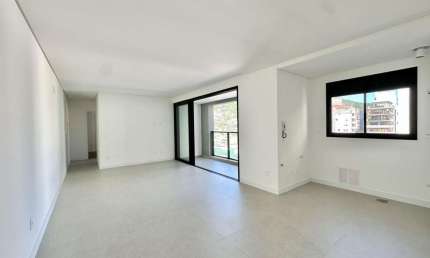 Apartamento novo com 02 suítes, no Centro de Florianópolis, pronto para morar.