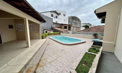 Casa financiável com 3 dormitórios com Piscina em Barreiros, São José-SC
