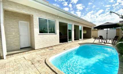 Casa com 4 dormitórios sendo uma suíte com piscina em São José-SC