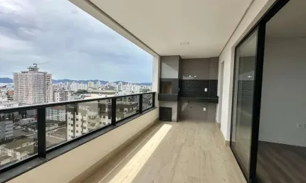 Amplo apartamento com 04 dormitórios, e vista mar de todos os cômodos.