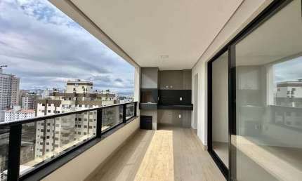 Amplo apartamento com 04 dormitórios, e vista mar de todos os cômodos.