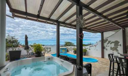 Casa com vista para o mar e 06 quartos na Ponta de Baixo em São José - SC
