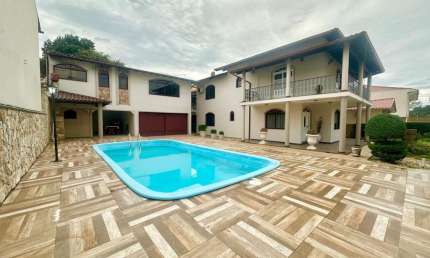 Casa com 5 Quartos e 5 banheiros à Venda, 369m² no Bairro Praia Comprida