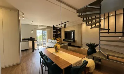 Ampla cobertura duplex mobiliada com área gourmet na Pedra Branca, Palhoça/SC