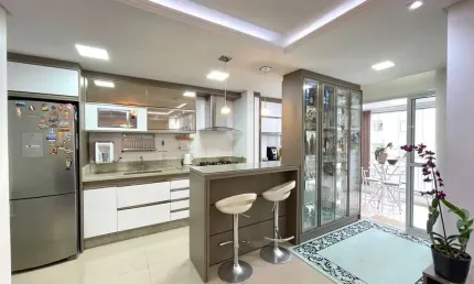 Amplo apartamento com suíte e 02 sacadas á venda no Bela Vista, São José SC