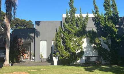Charmosa casa à venda em condomínio fechado,  Bosque das Mansões.