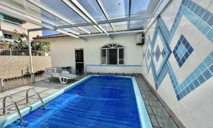 Casa com piscina, financiável à venda, em Barreiros, São José Sc.