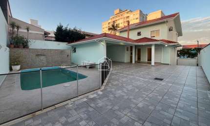Casa semi mobiliada com 03 dormitórios sendo um suíte em Capoeiras, Florianópolis SC