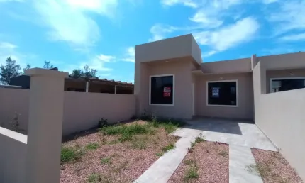 Casa nova de alto padrão. Apta a financiamento bancário. Próximo ao mar