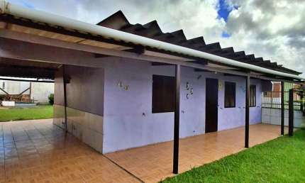 Linda casa no bairro Centro em Quintão, próximo ao Supermercado Asun e a  300m do mar.