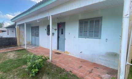Casa sozinha no patio com dois dormitorios 500 metros do mar