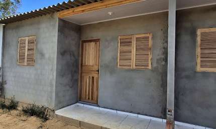 Casa nova em fase de construção a menos de 100m do mar em Cidreira em bairro amplamente de moradores.