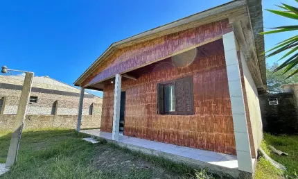 OPORTUNIDADE DE OCASIÃO - VALOR IMPERDÍVEL!    Casa escriturada e mobiliada a  50m do mar em Cidreira.
