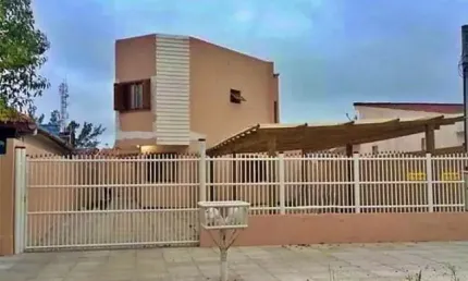 OPORTUNIDADE UNICA SOBRADO  NO CENTRO DE CIDEIRA 250 METROS DO MAR E 100 METROS DA PREFEITURA