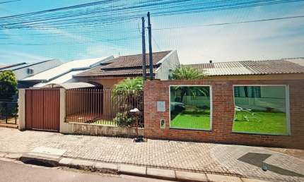 Linda casa com 180m² de terreno e 83m² de área útil com 3 quartos.