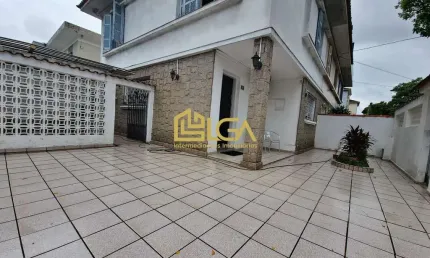 Sobrado com 3 dormitórios, quintal amplo e garagem no marapé – santos/sp