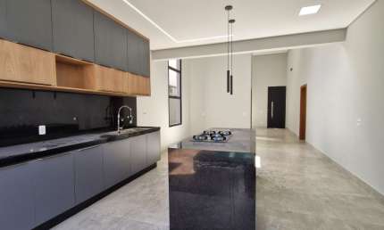 Linda casa térrea com 3 suites completas em armários