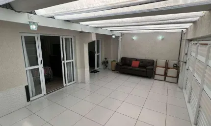 Casa maravilhosa com edicula 2 dormitorios e 3 vagas de garagens