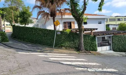 Casa com 192 m² 2 dormitorios sendo 2 banheiros e 4 vagas de gargens