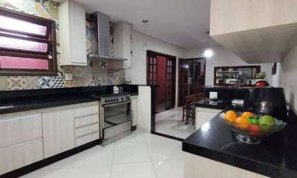 Sobrado 208 metros 3 Dormitorios sendo 3 Suites 2 Vagas de Garagens