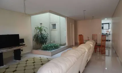 Sobrado com 245 m² 3 Doemitorios sendo 3 Suites e 5 Vagas de Garagens