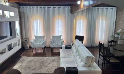 Casa com 250 m² Estilo Colonial 4 Dormitorios sendo 1 Suite e 4 Vagas