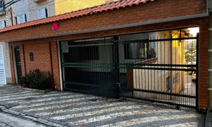 Sobrado com 205m² de área útil em 300m² de terreno 4 Dormitórios .