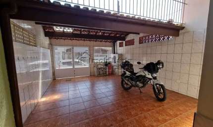 Casa 02 dormitórios no Caiçara, á 500 metros da praia