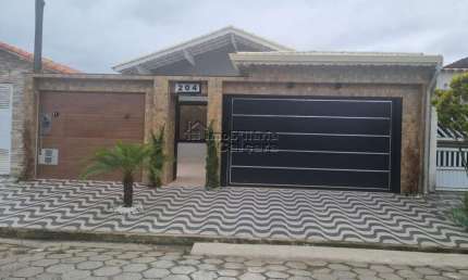 Casa alto padrão com 04 suítes, com piscina e churrasqueira, á 200 metros da praia!!!
